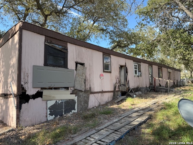 203 FLORES OAKS DR, Floresville, TX 78114