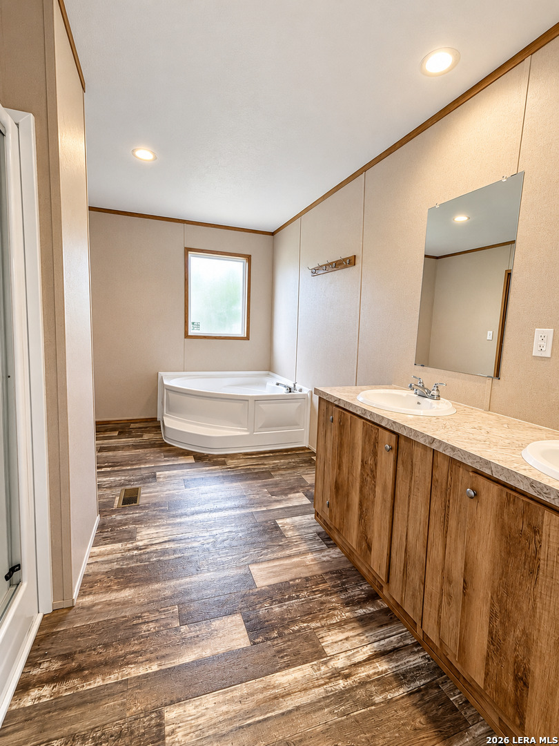 99 GONZALES LN, La Vernia, TX 78121