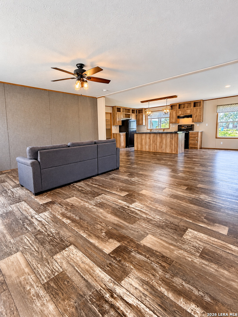 99 GONZALES LN, La Vernia, TX 78121