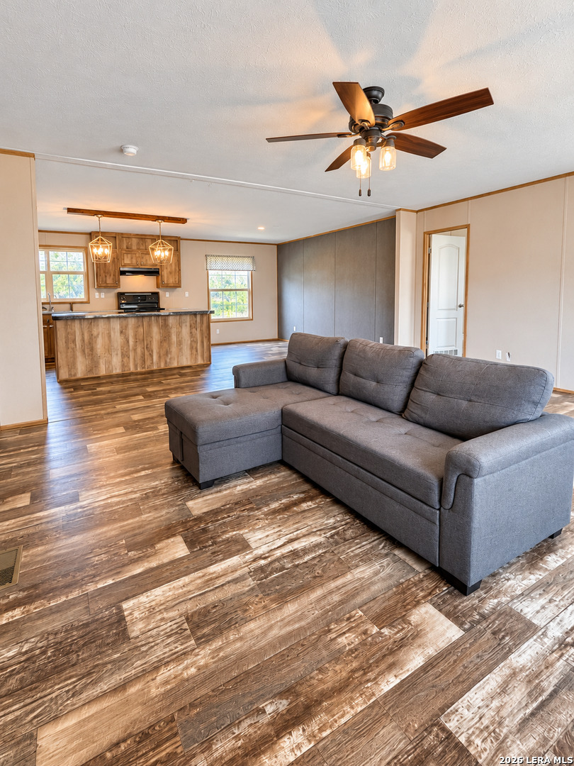 99 GONZALES LN, La Vernia, TX 78121