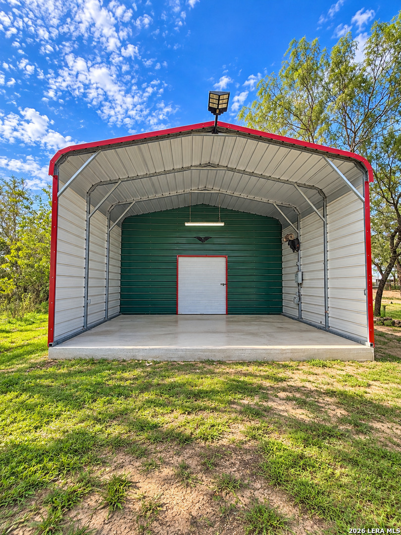 99 GONZALES LN, La Vernia, TX 78121
