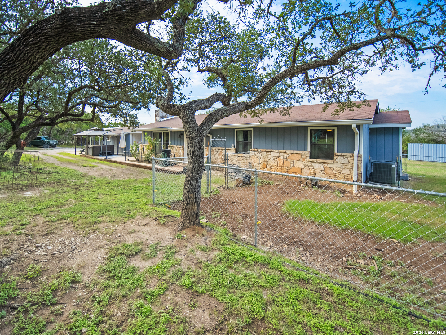 277 W BEAR SPRINGS RD, Pipe Creek, TX 78063