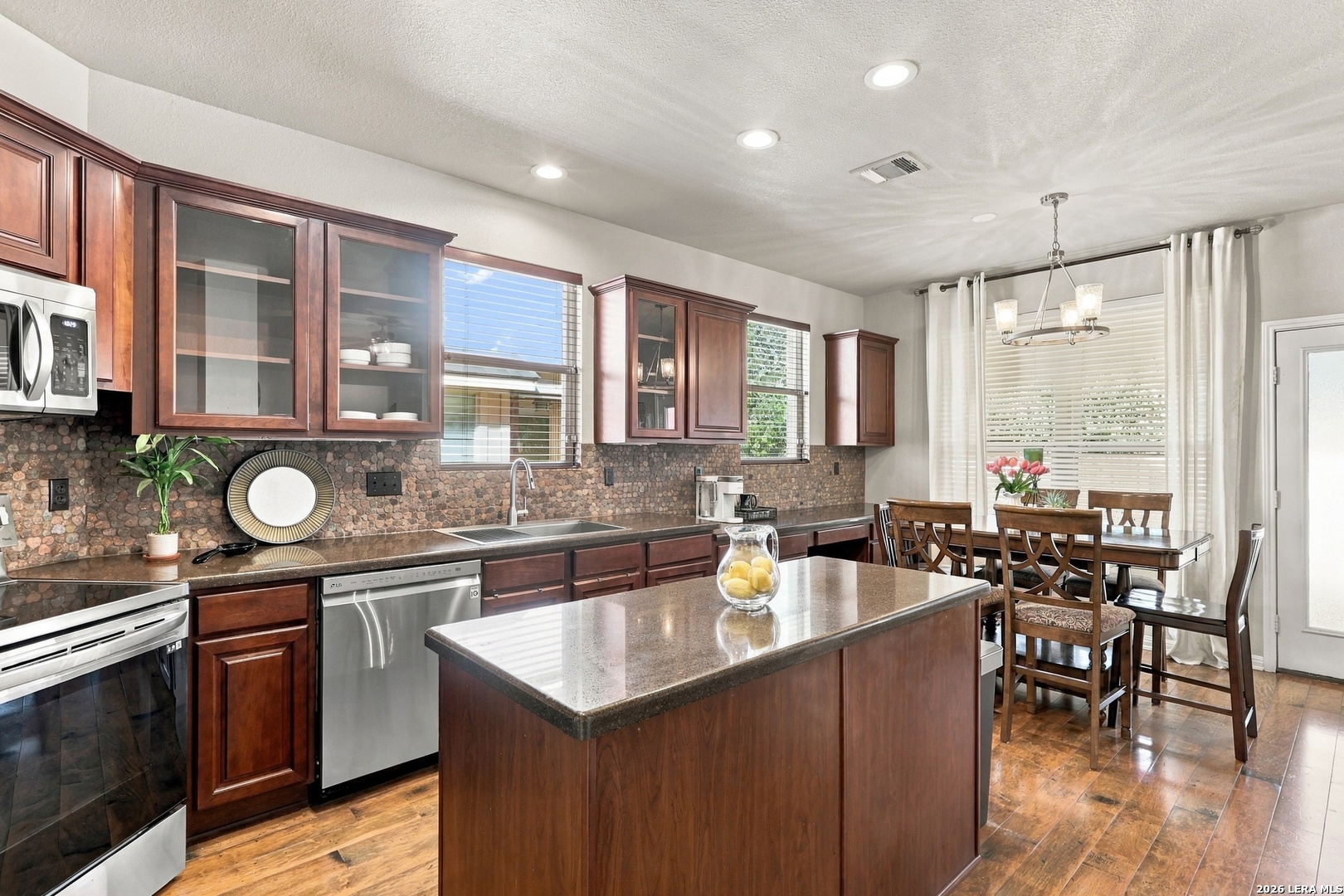 Eat-In Kitchen