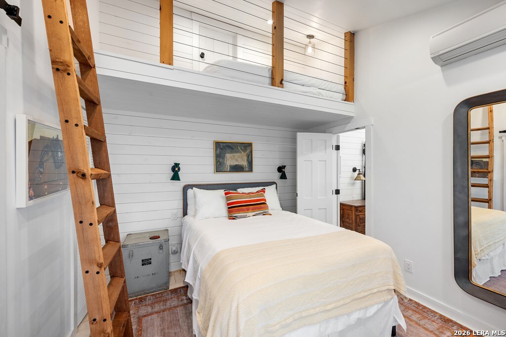 121 SIMPSON RD, Comfort, TX 78013