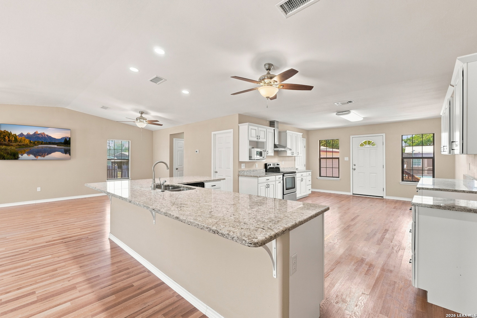 821 E COLORADO ST, Pearsall, TX 78061