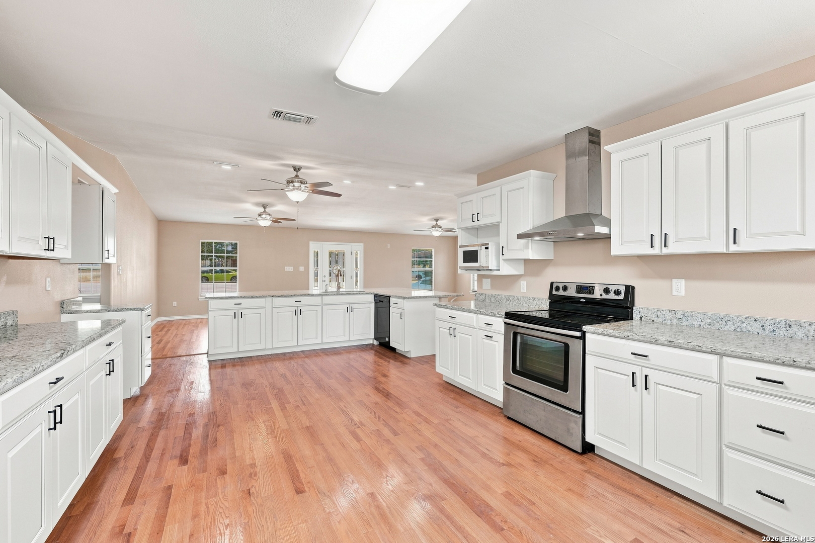821 E COLORADO ST, Pearsall, TX 78061