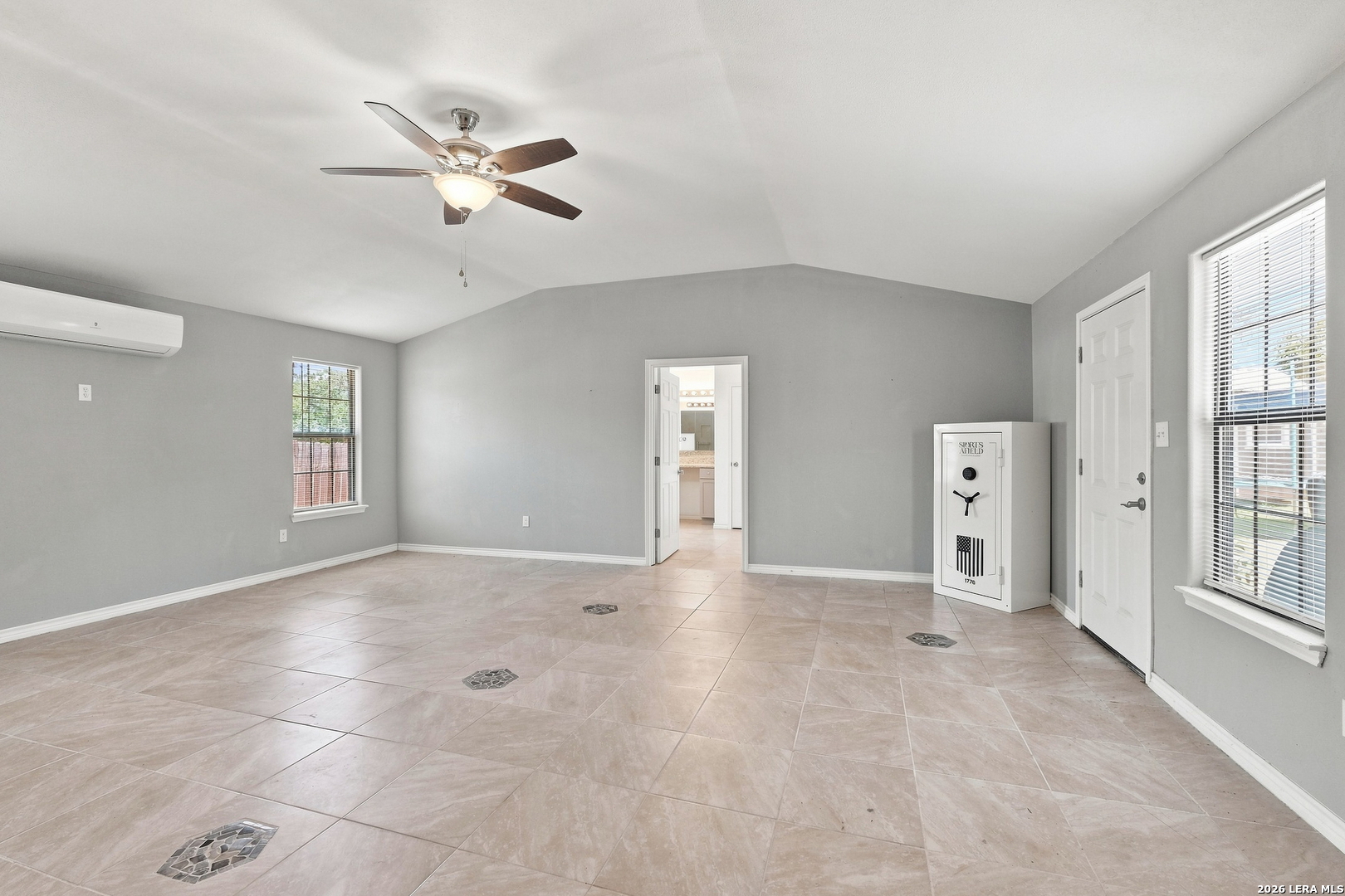 821 E COLORADO ST, Pearsall, TX 78061