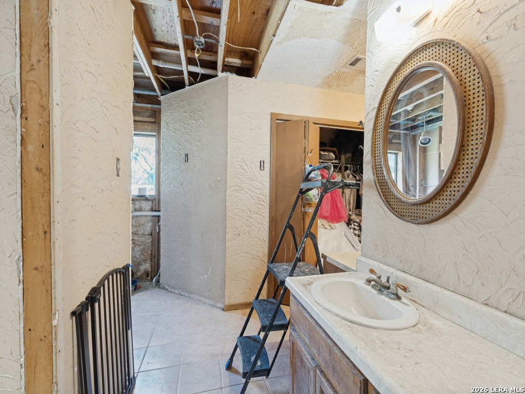 1705 Rolling Hills Rd, Blanco, TX 78606