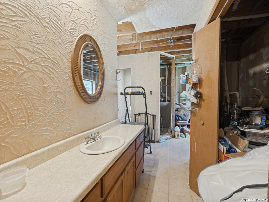 1705 Rolling Hills Rd, Blanco, TX 78606