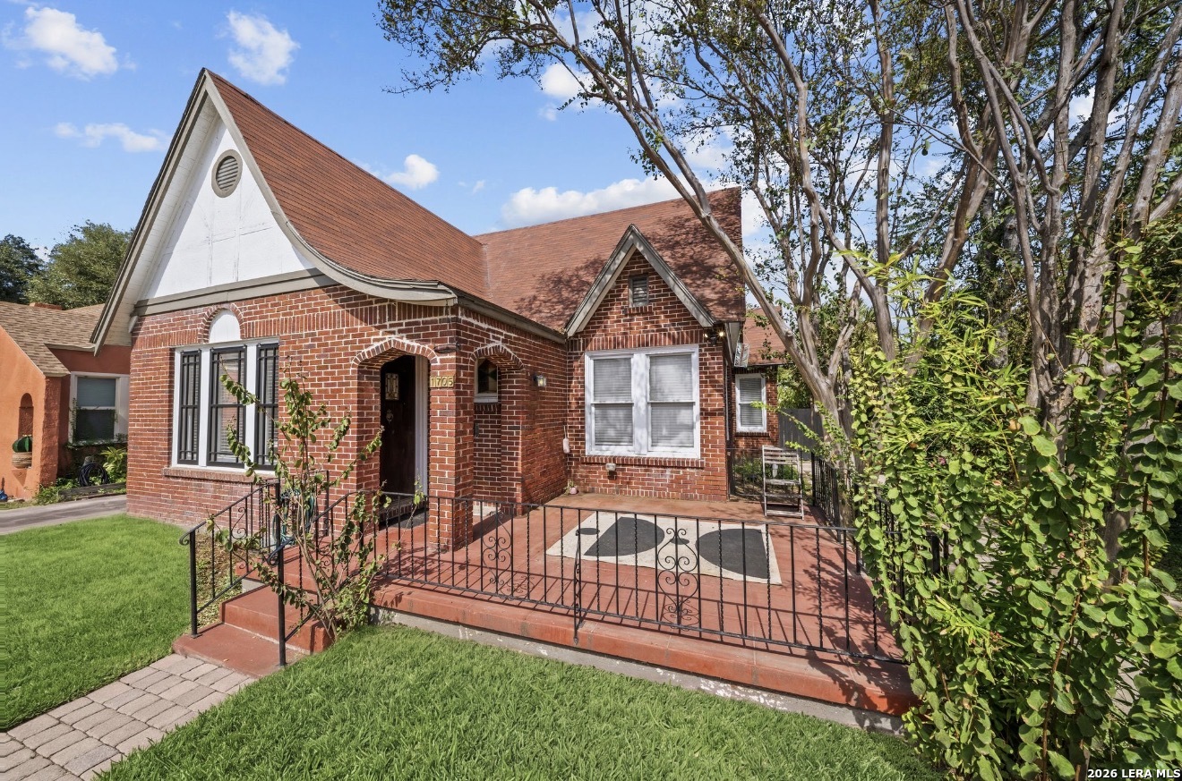 1705 W Summit, San Antonio, TX 78201