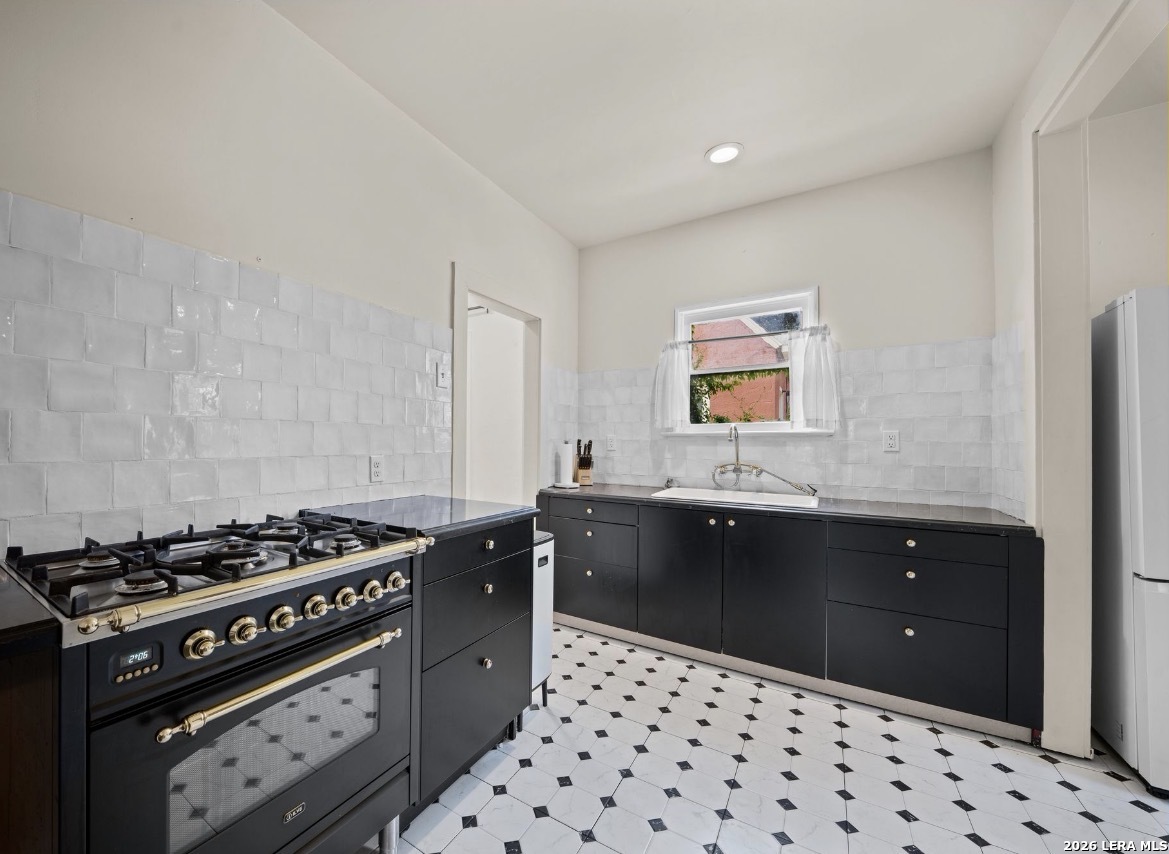 1705 W Summit, San Antonio, TX 78201