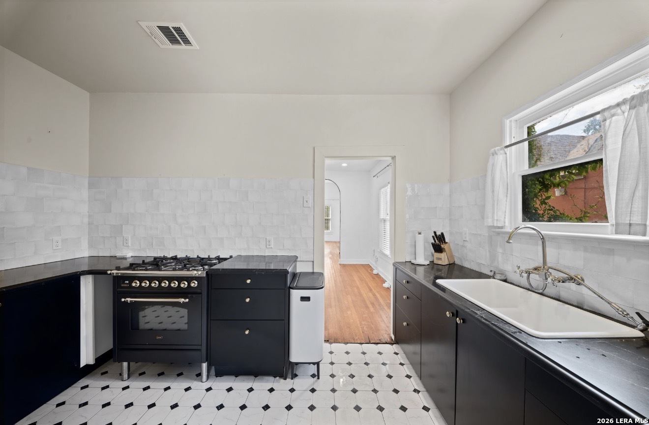 1705 W Summit, San Antonio, TX 78201