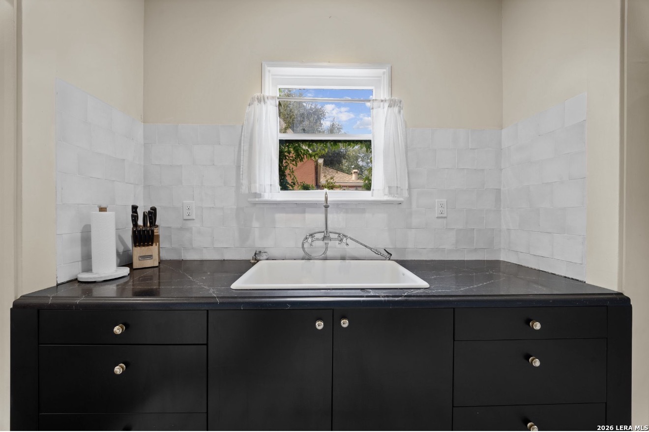 1705 W Summit, San Antonio, TX 78201