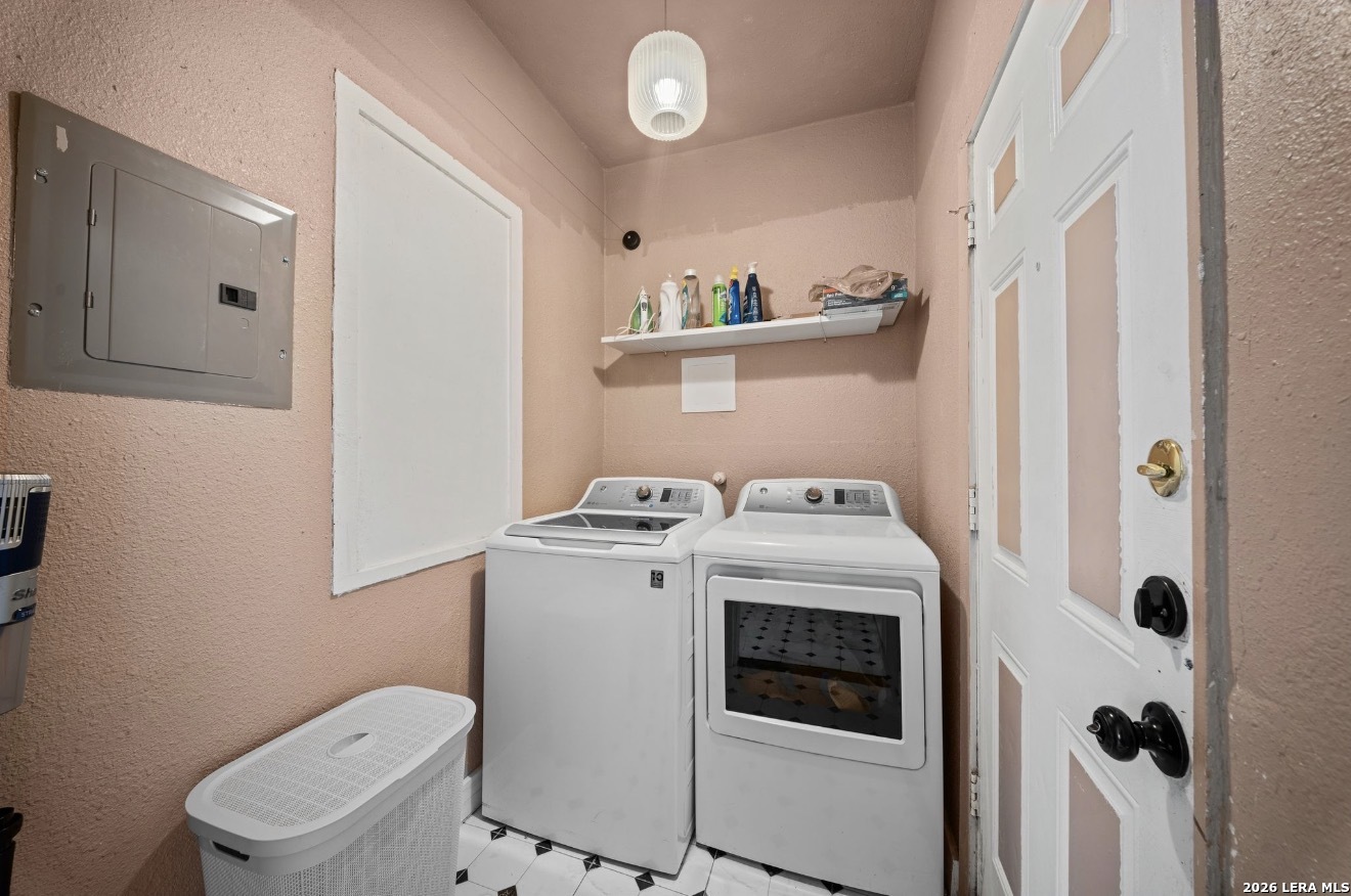 1705 W Summit, San Antonio, TX 78201