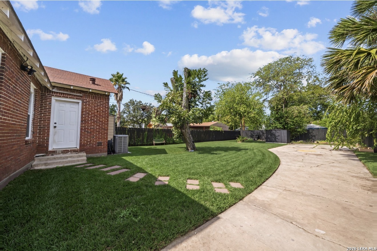 1705 W Summit, San Antonio, TX 78201