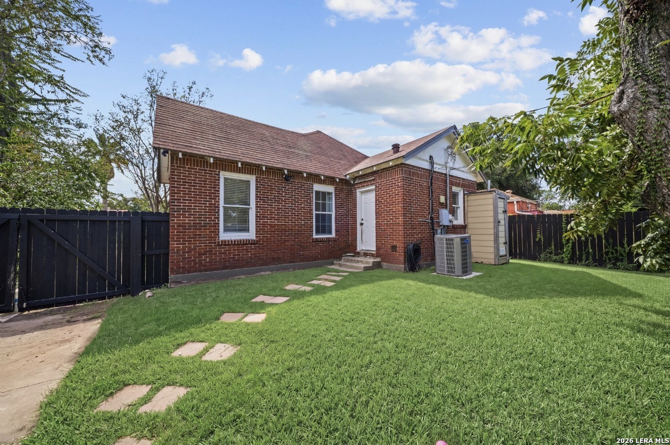 1705 W Summit, San Antonio, TX 78201