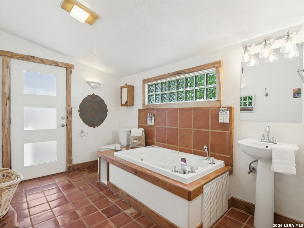 222 W Centre St, Fredericksburg, TX 78624