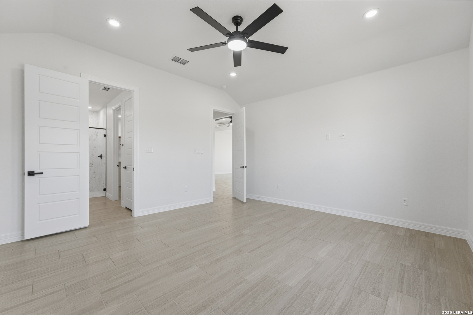 100 W MEDIUM MEADOW DR, Lytle, TX 78052