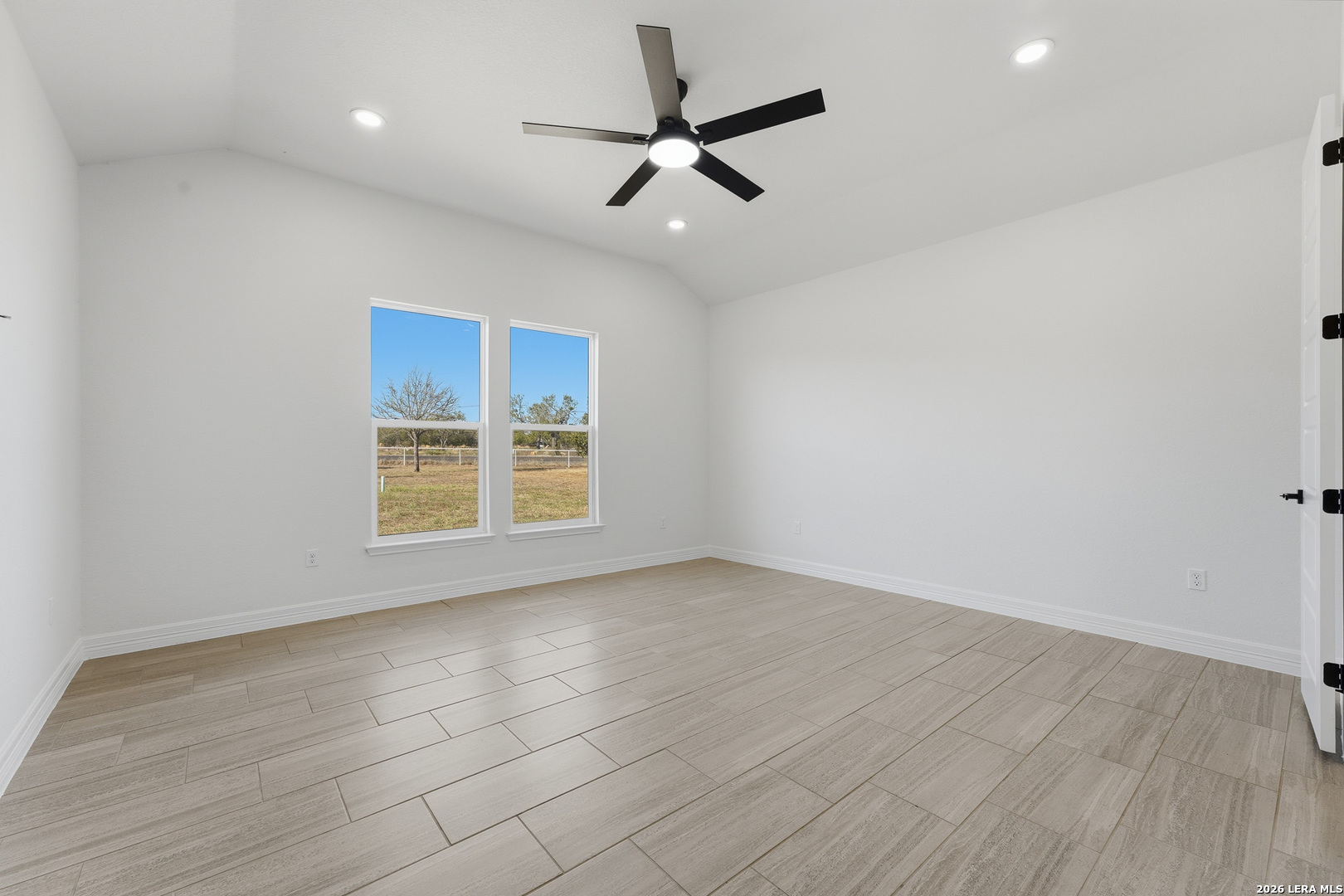 100 W MEDIUM MEADOW DR, Lytle, TX 78052