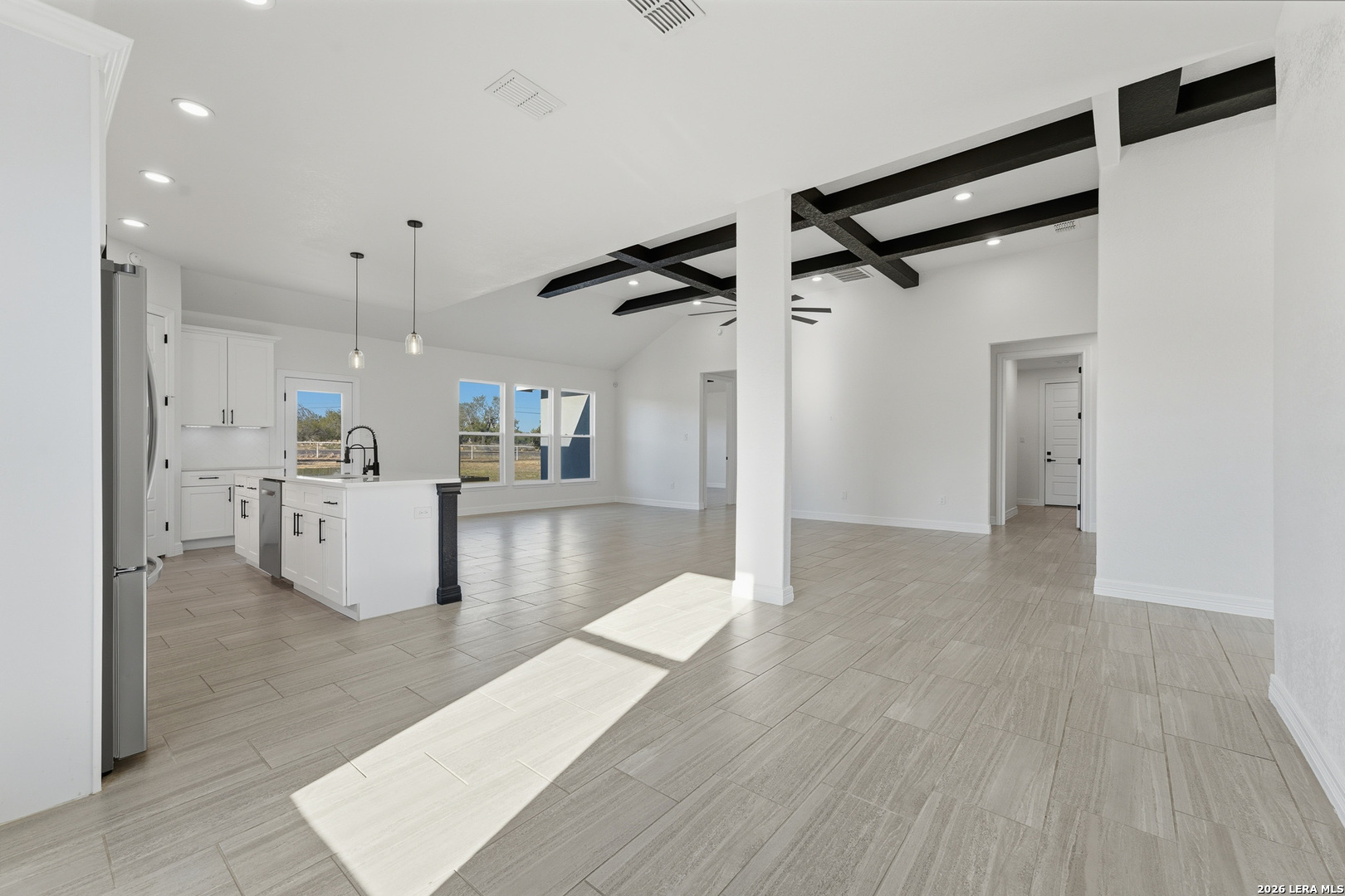 100 W MEDIUM MEADOW DR, Lytle, TX 78052