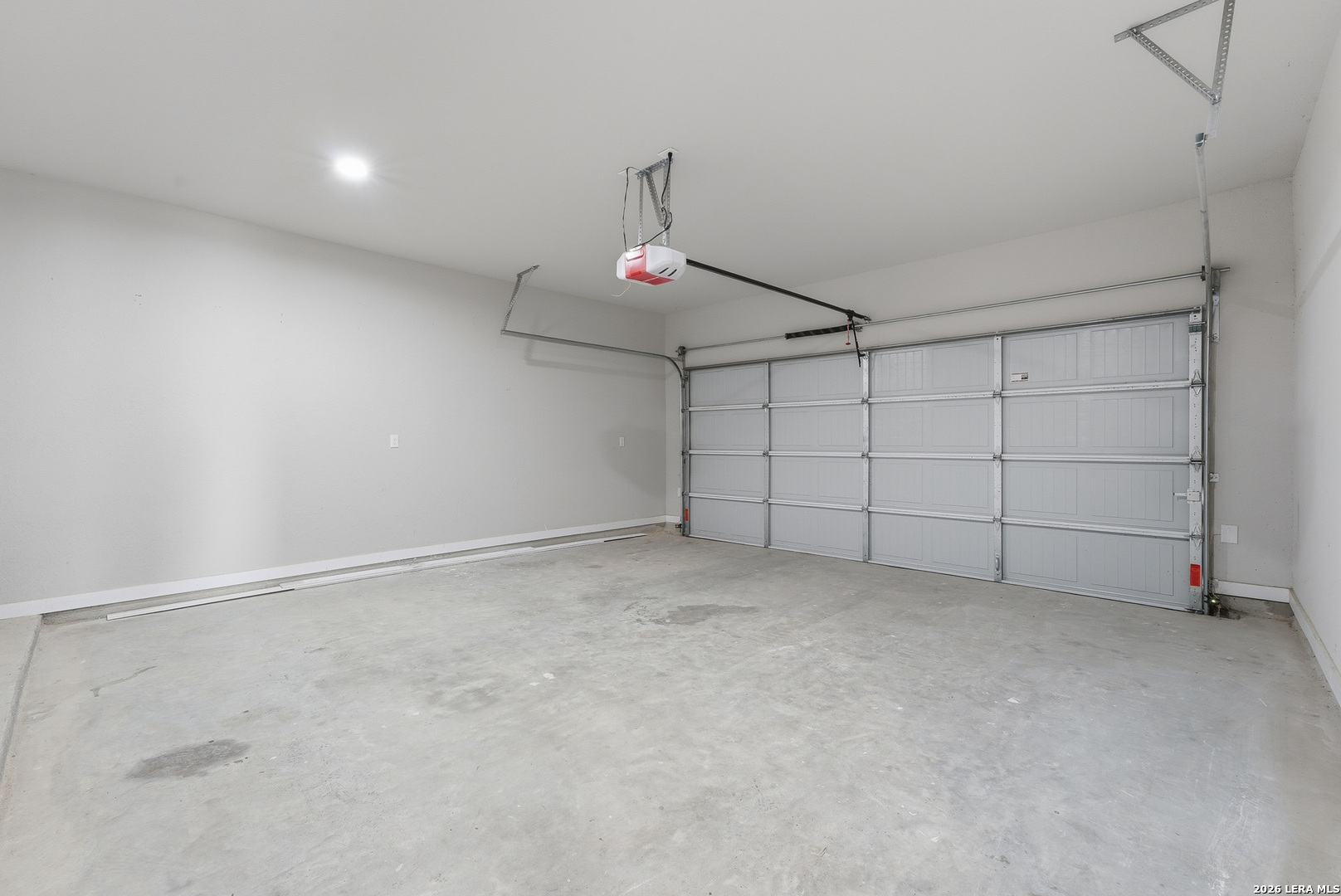 100 W MEDIUM MEADOW DR, Lytle, TX 78052