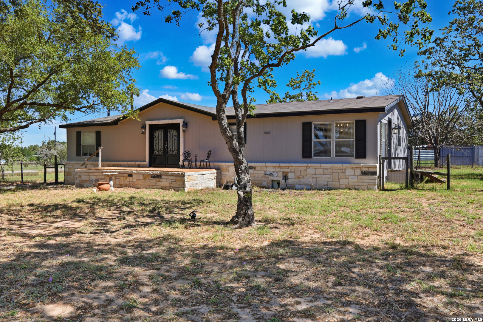 205 Creekview Dr, Floresville, TX 78114