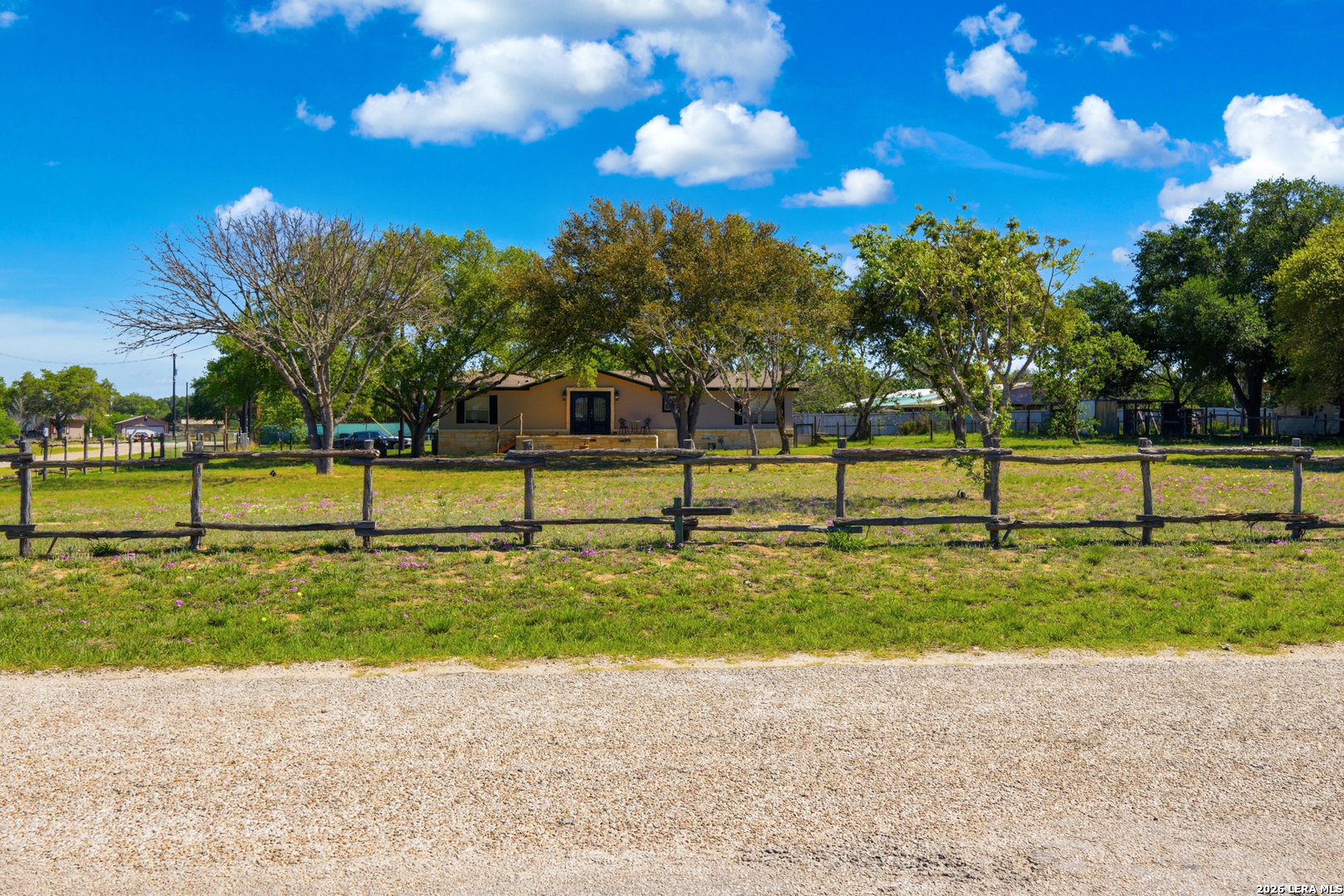 205 Creekview Dr, Floresville, TX 78114