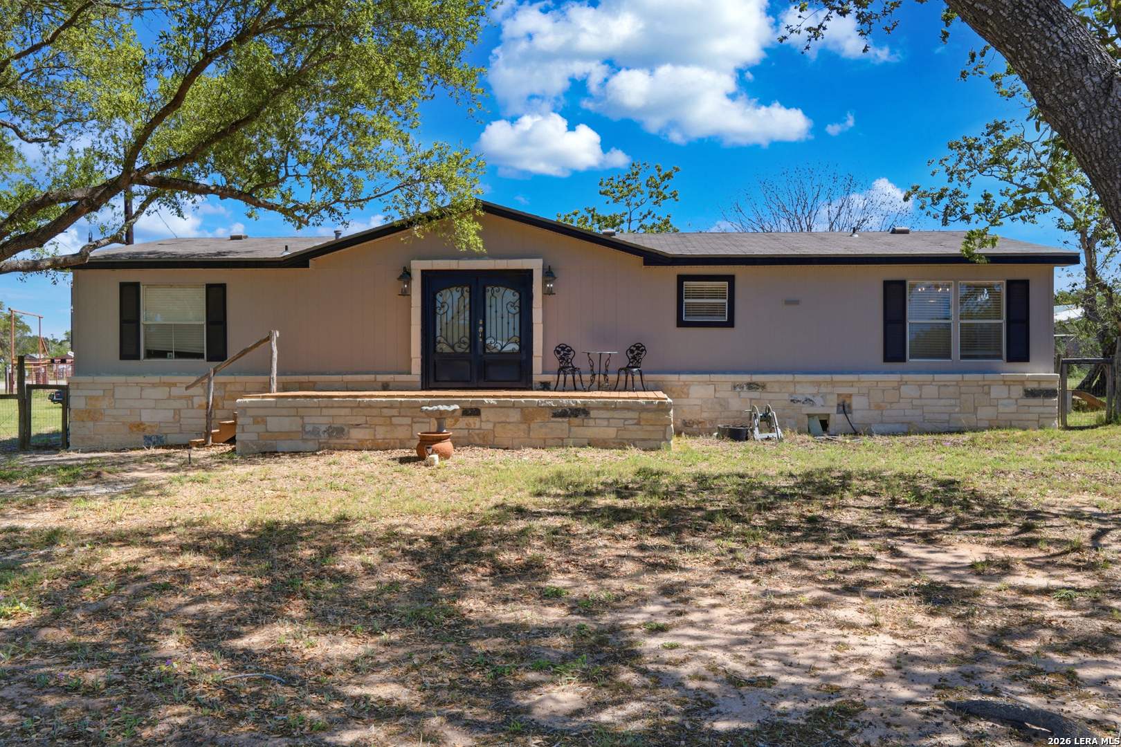 205 Creekview Dr, Floresville, TX 78114