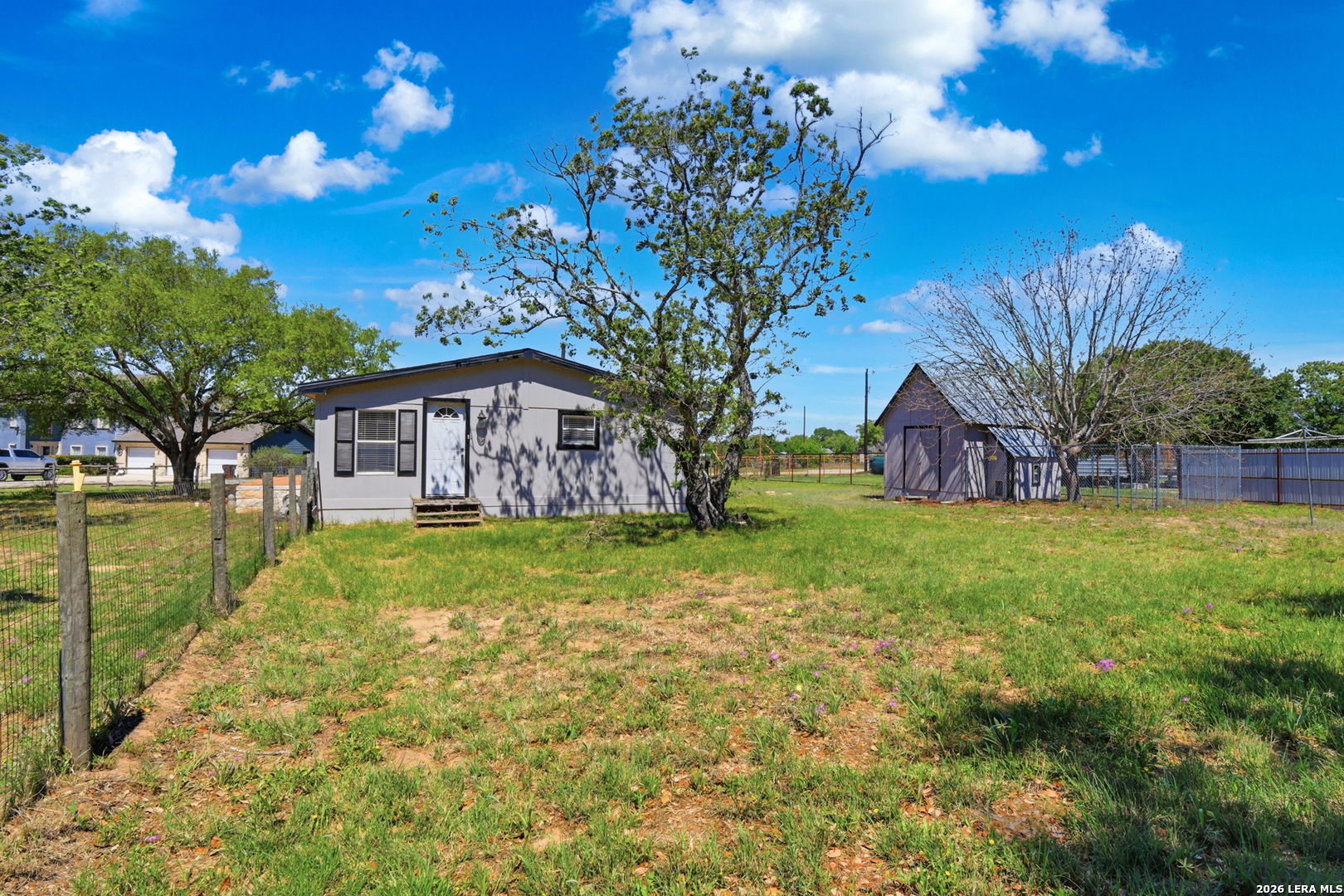 205 Creekview Dr, Floresville, TX 78114