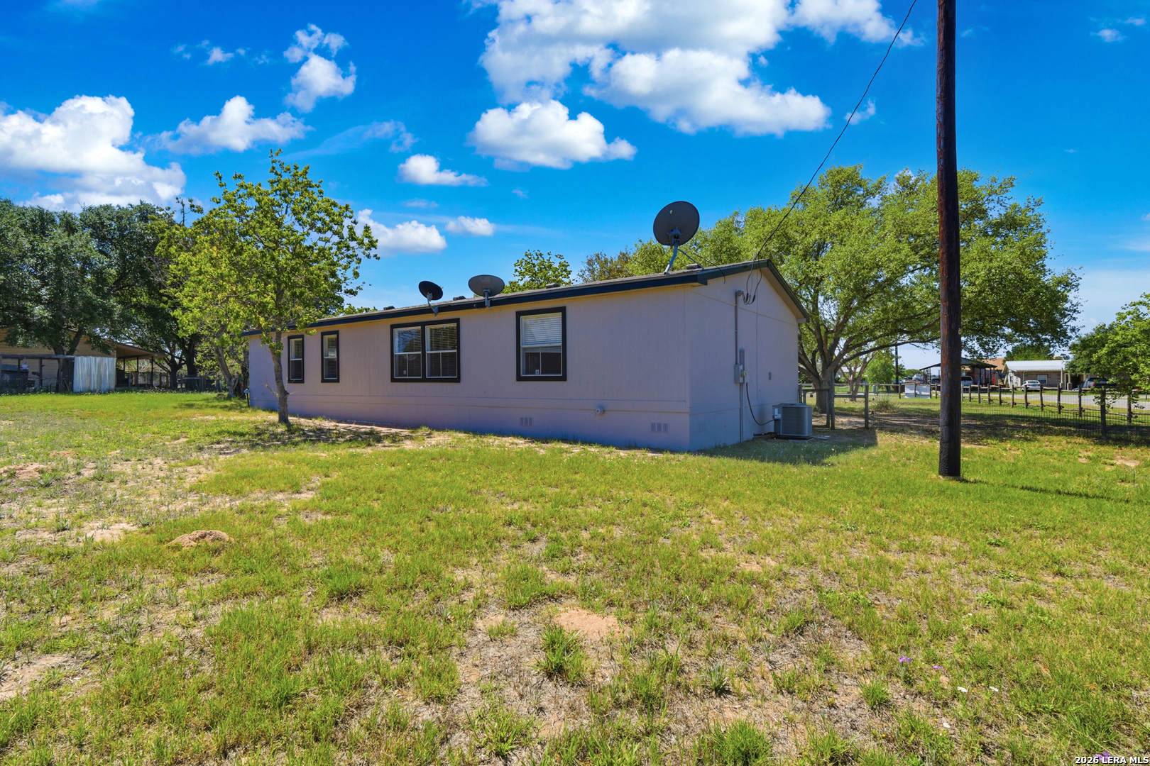 205 Creekview Dr, Floresville, TX 78114