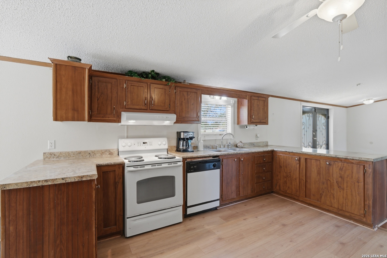 205 Creekview Dr, Floresville, TX 78114