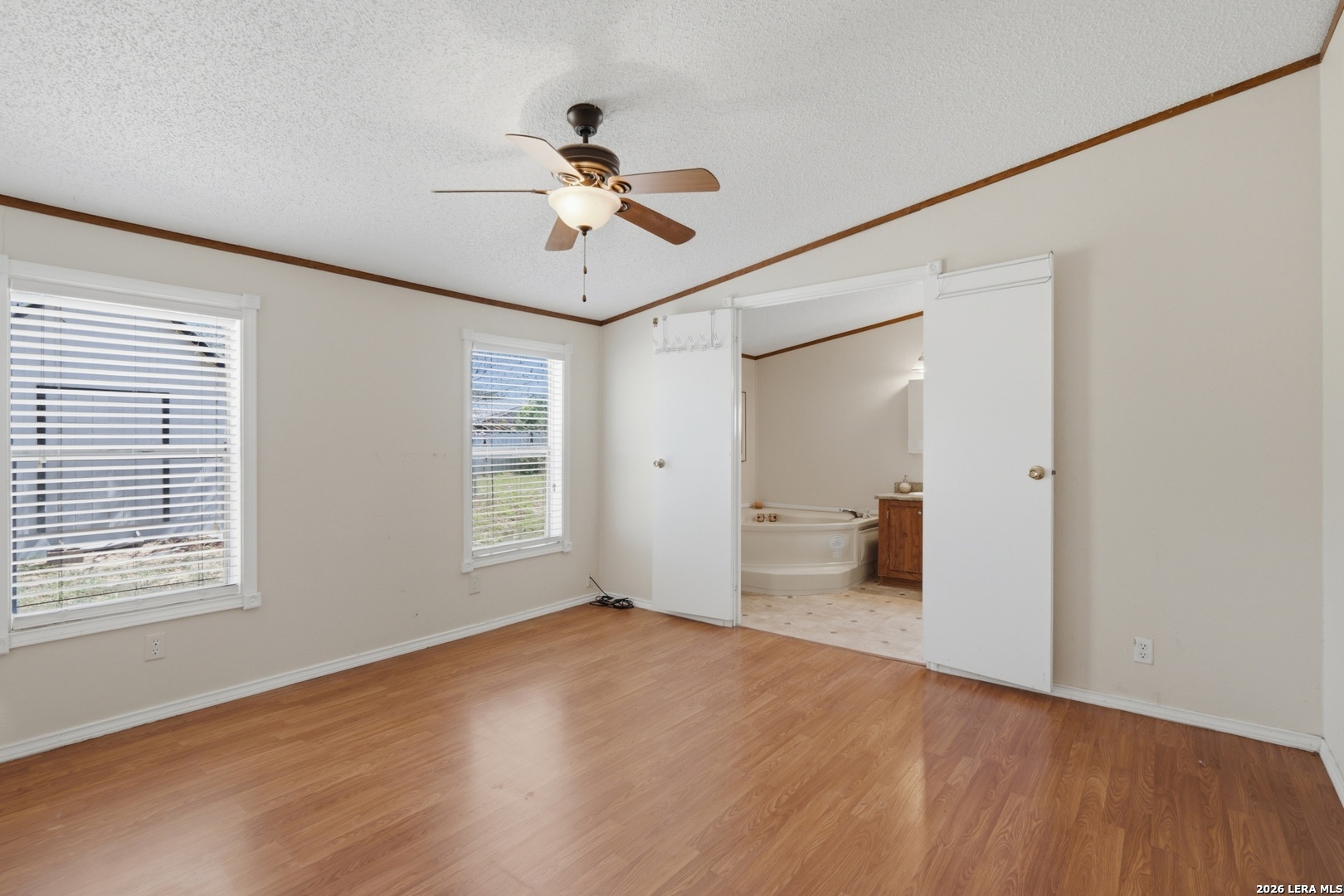 205 Creekview Dr, Floresville, TX 78114