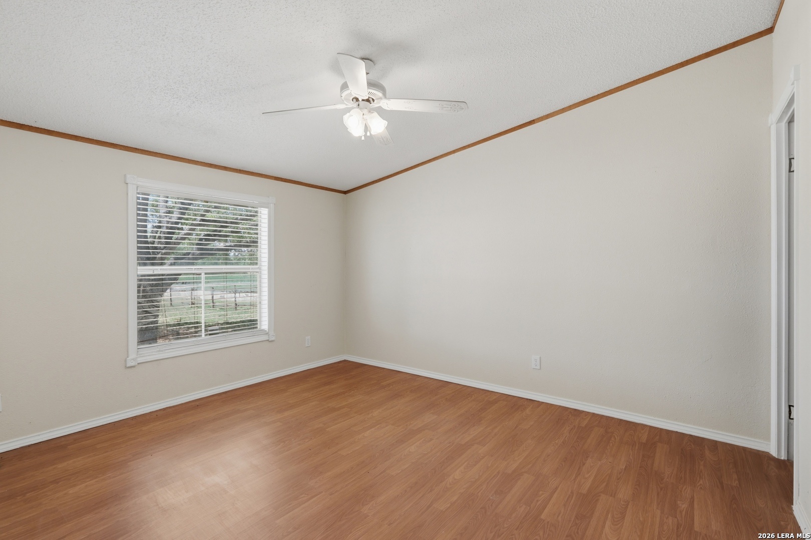 205 Creekview Dr, Floresville, TX 78114
