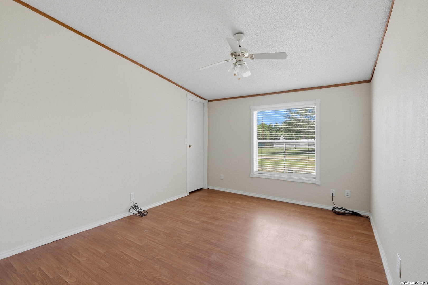 205 Creekview Dr, Floresville, TX 78114