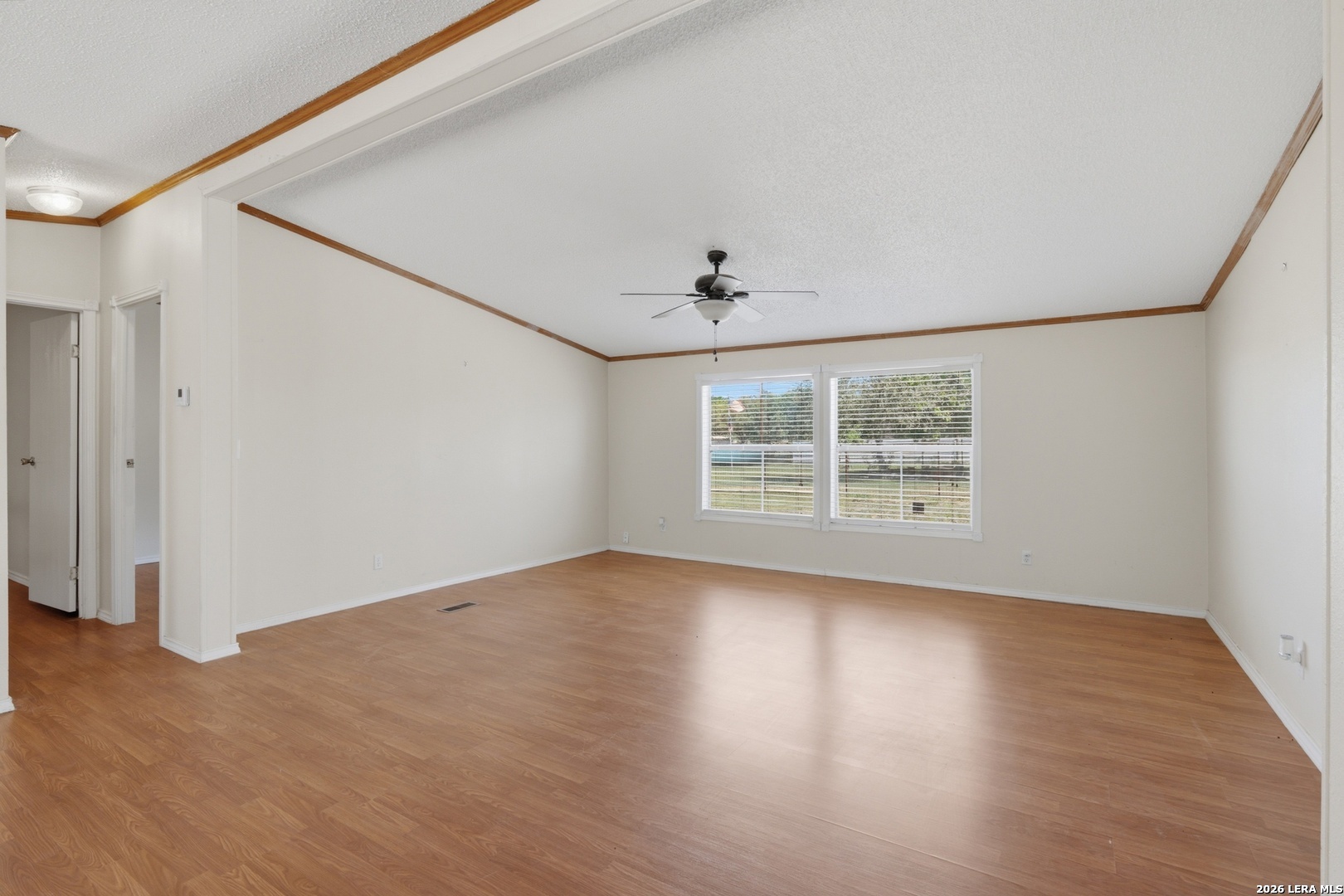 205 Creekview Dr, Floresville, TX 78114