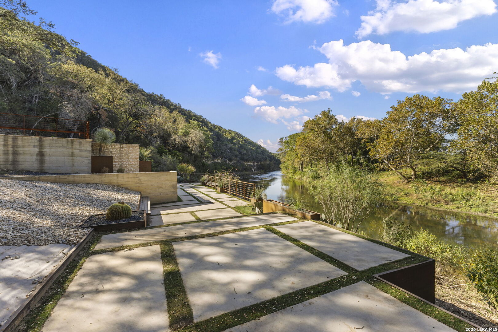 304 RIVERFRONT DR, New Braunfels, TX 78132