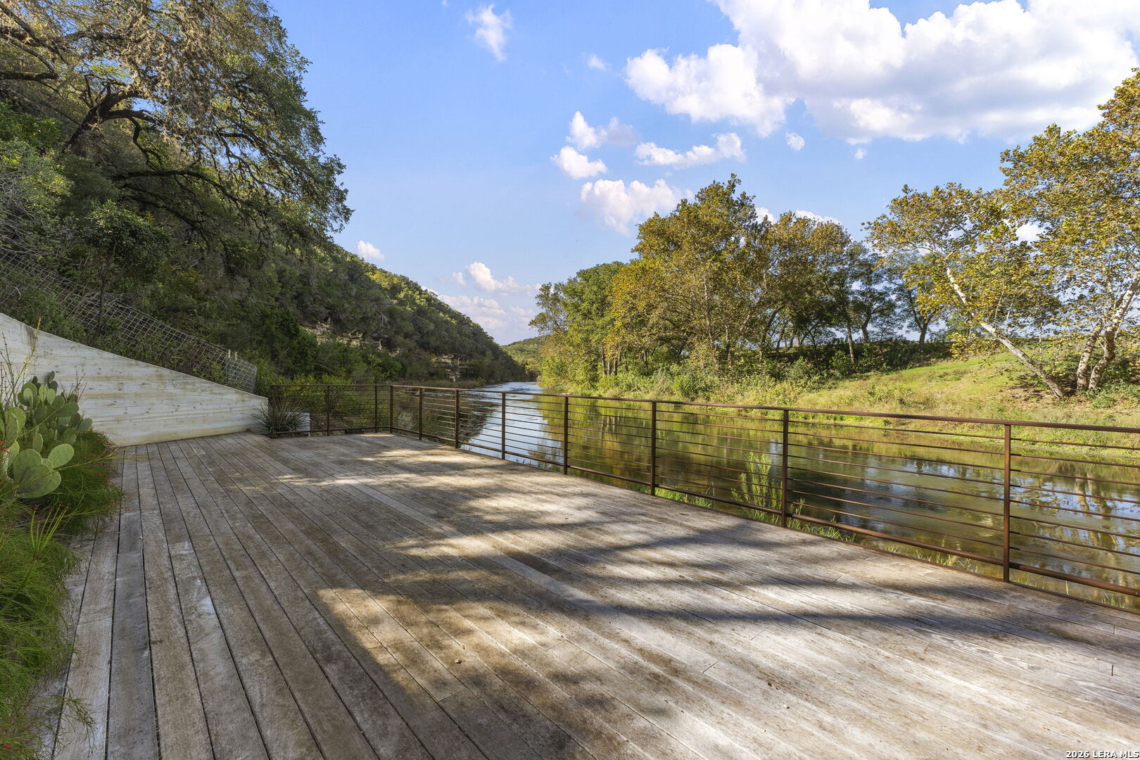 304 RIVERFRONT DR, New Braunfels, TX 78132