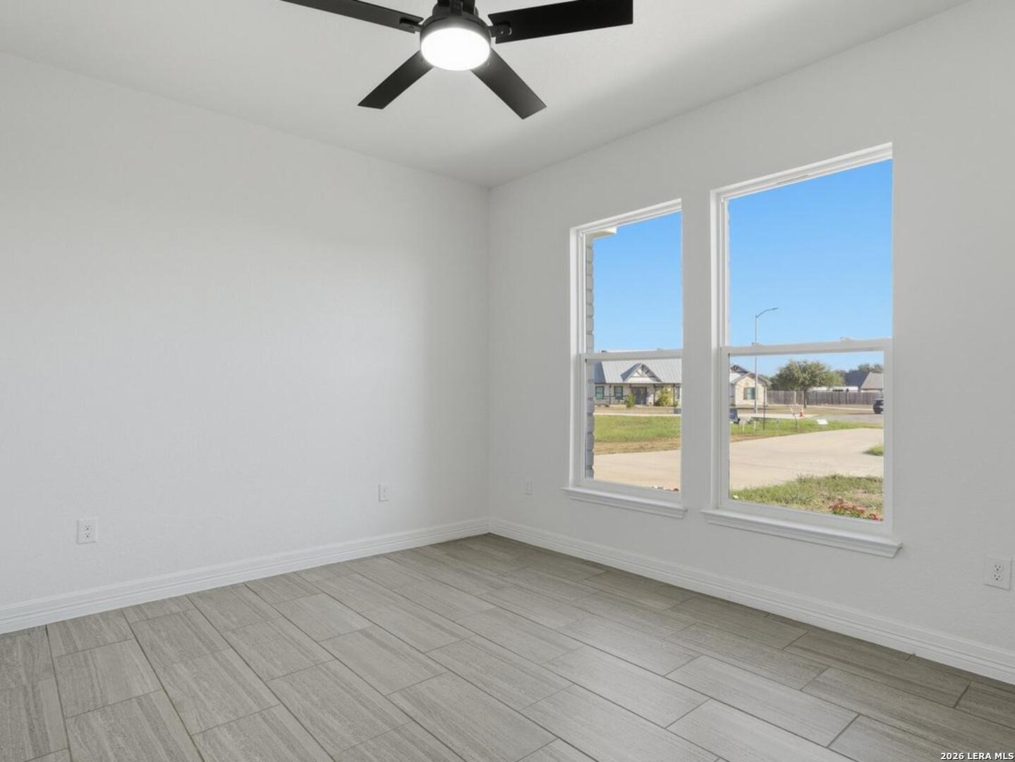 100 W MEDIUM MEADOW DR, Lytle, TX 78052