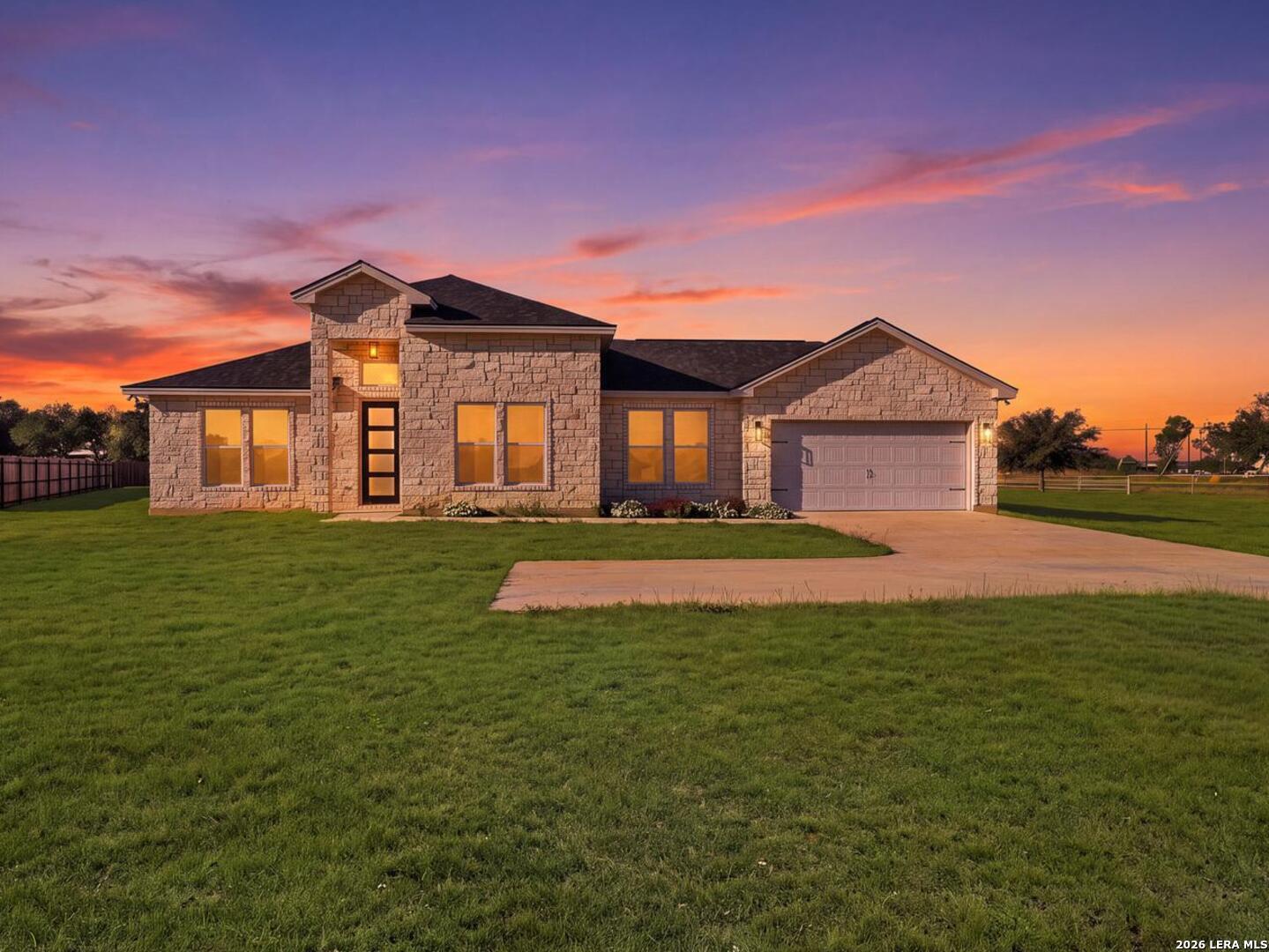 100 W MEDIUM MEADOW DR, Lytle, TX 78052