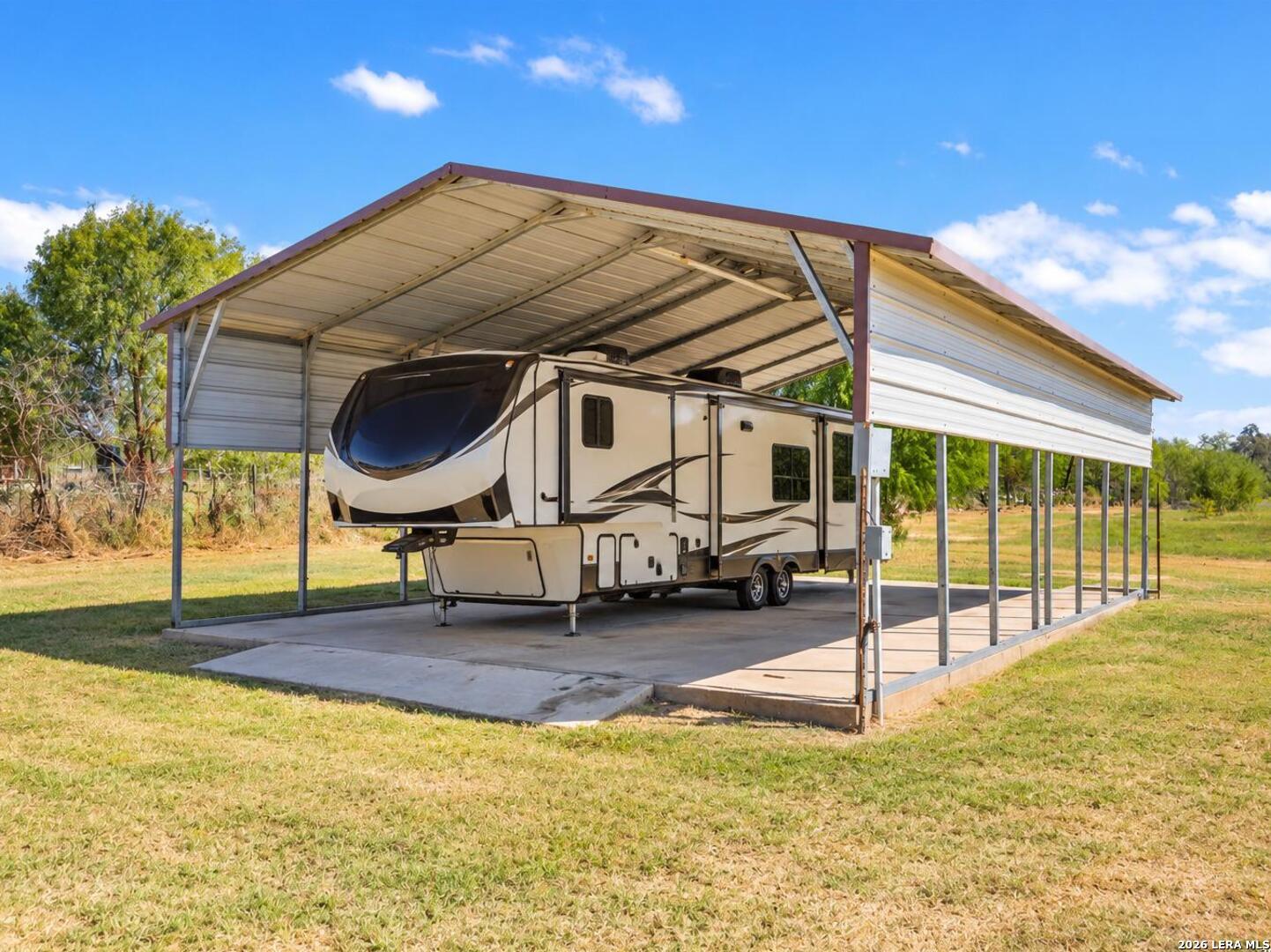 386 County Road 763, Devine, TX 78016