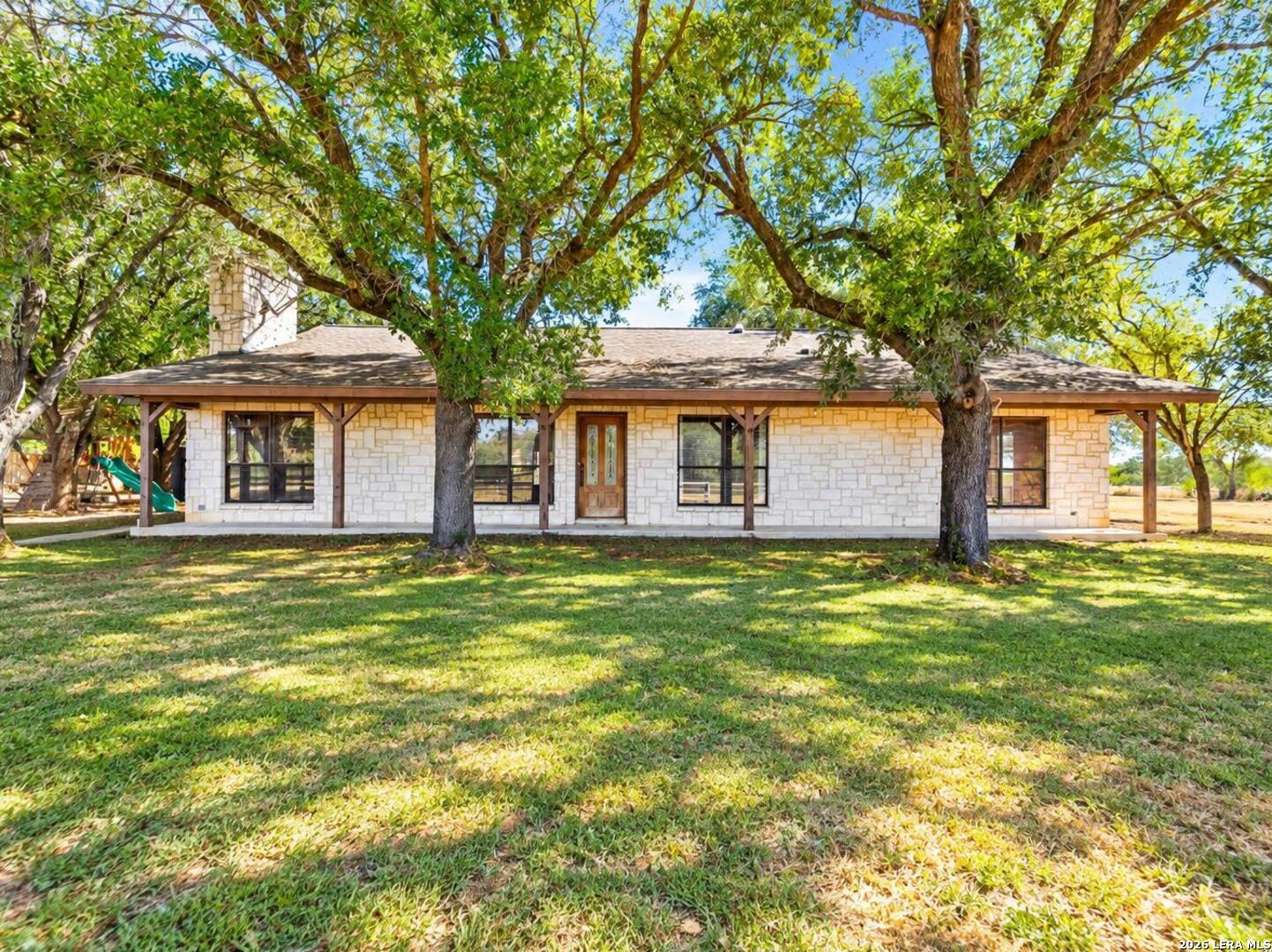 386 County Road 763, Devine, TX 78016