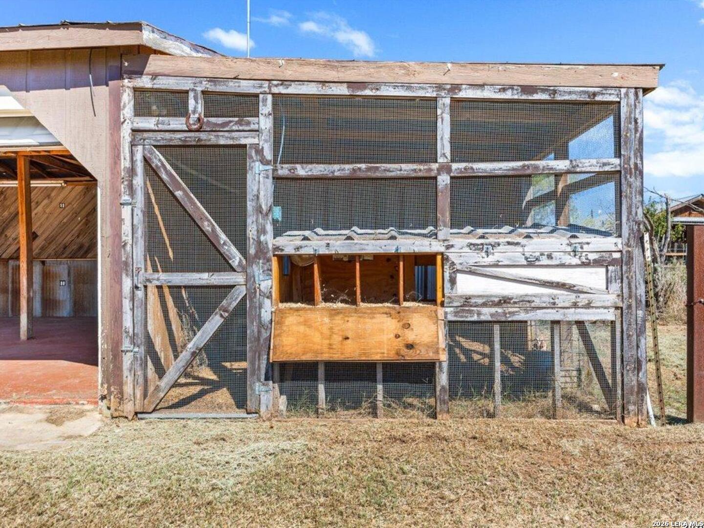 386 County Road 763, Devine, TX 78016