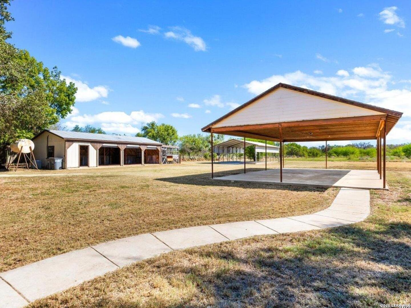 386 County Road 763, Devine, TX 78016