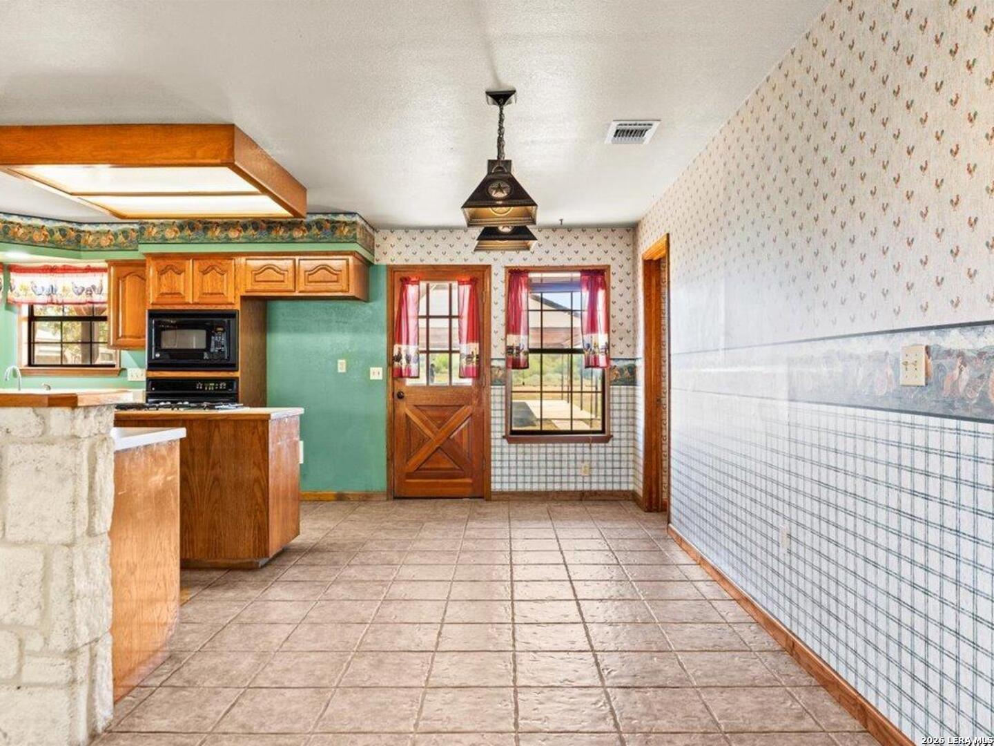 386 County Road 763, Devine, TX 78016
