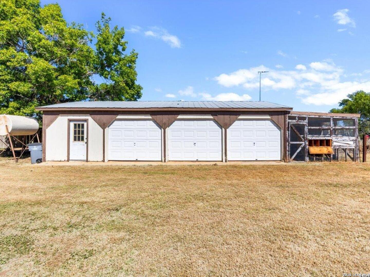 386 County Road 763, Devine, TX 78016