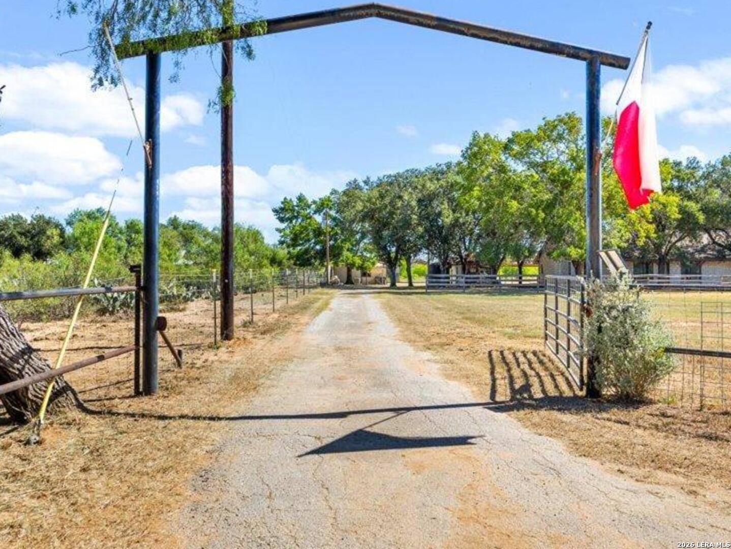 386 County Road 763, Devine, TX 78016