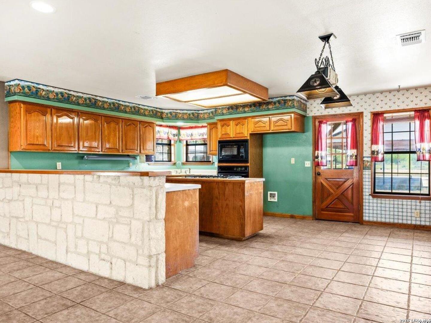 386 County Road 763, Devine, TX 78016
