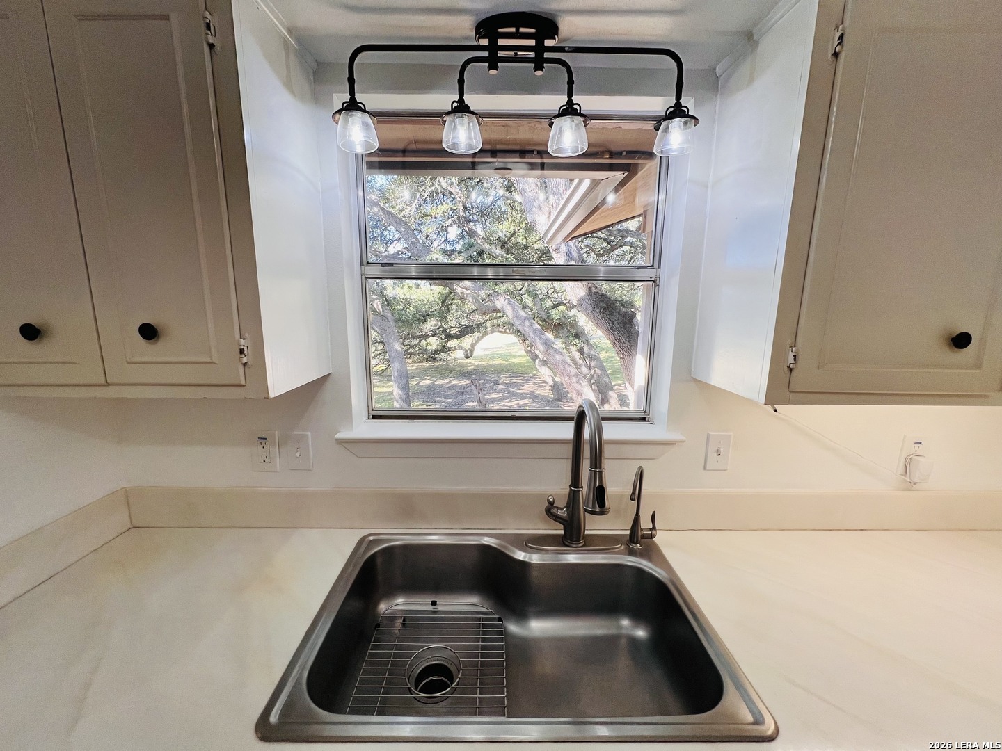 101 Diamond J Rd S, Pipe Creek, TX 78063