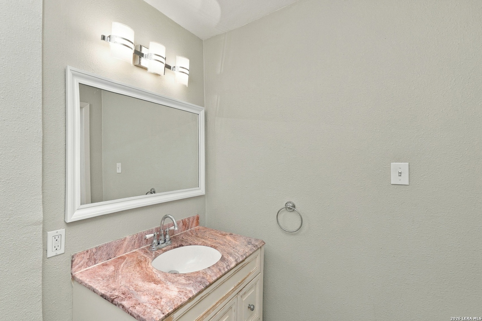 656 FERN MEADOW DR, Universal City, TX 78148