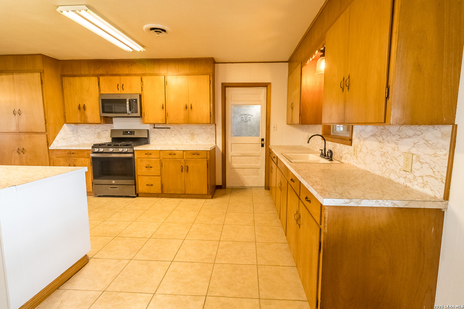 359 1st St, TX 78391